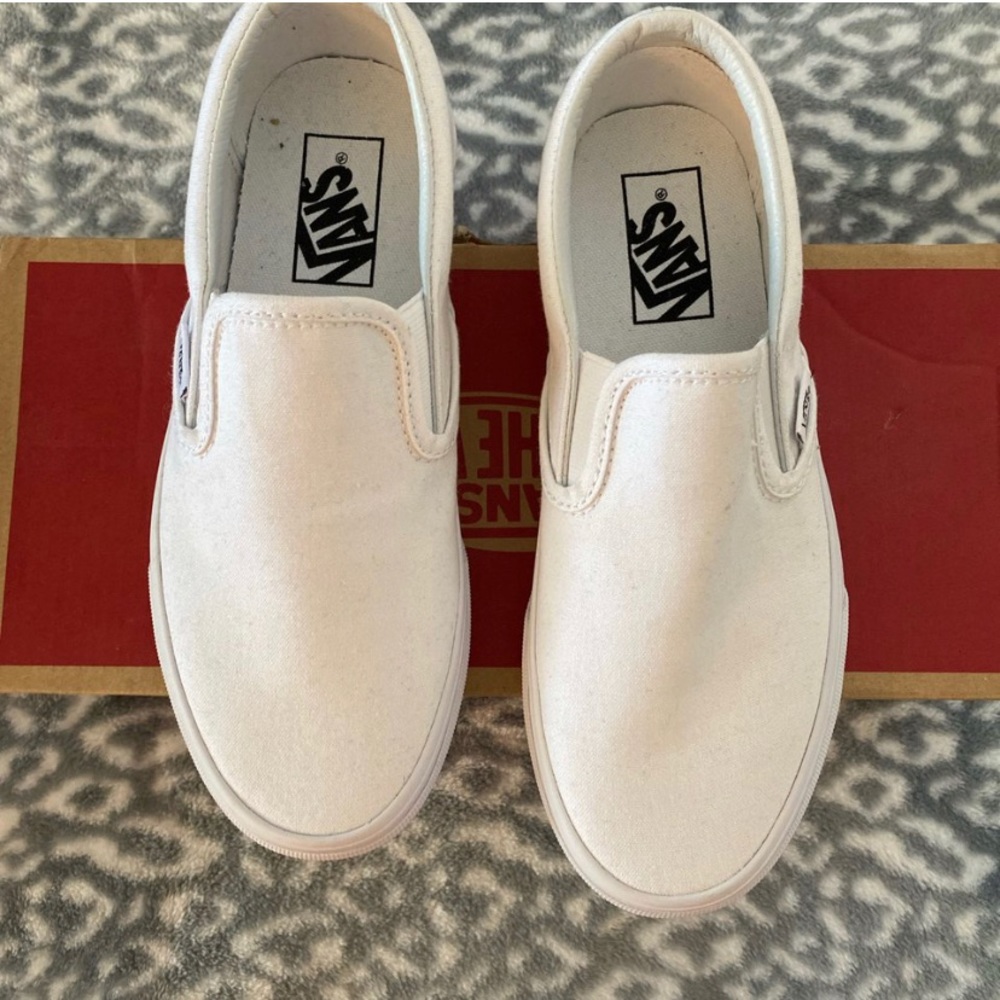 white slip on vans 🤩🤩
